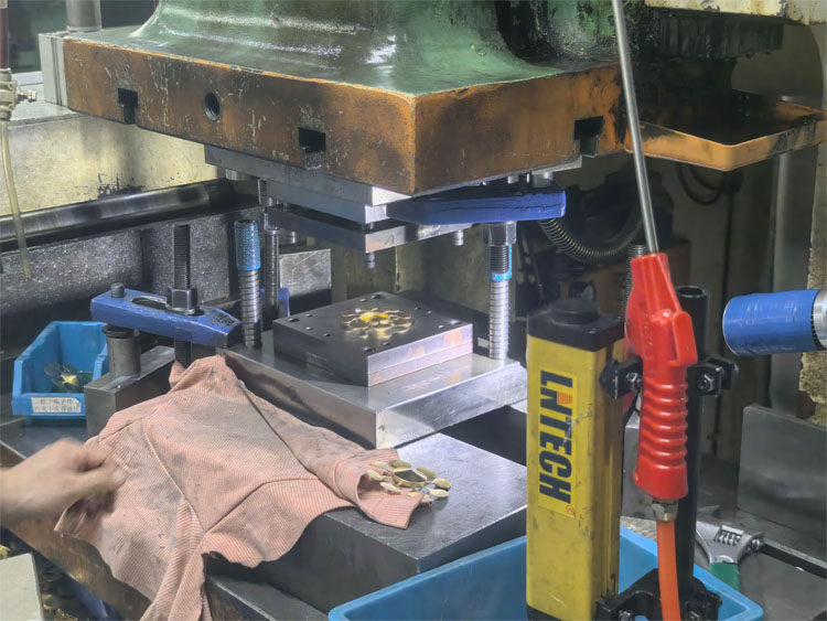 精密冲压加工可达多少μm级精度？