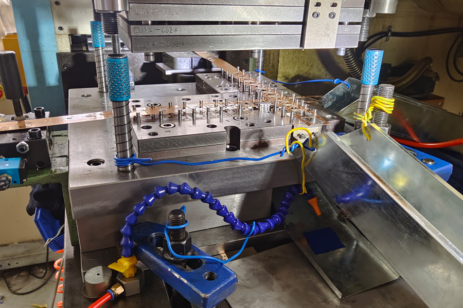 冲压加工速度过快导致材料局部开裂问题解析与优化策略