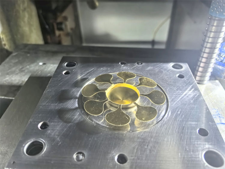 优化多次冲压加工行程，提升生产效率与工件质量